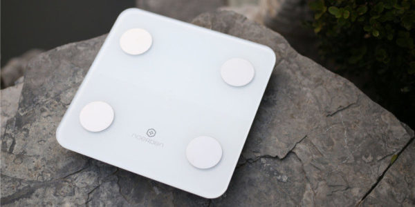 4 capteurs de pr/écision Verre tremp/é Balance connect/ée NOERDEN MINIMI Technologie de bio-imp/édancem/étrie Bluetooth Blanc Ecran LED