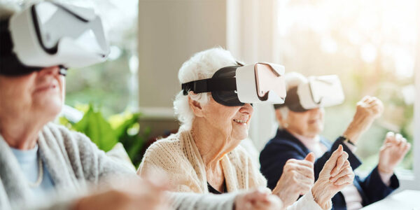 Personnes âgées jouant à des jeux-vidéos pour la santé