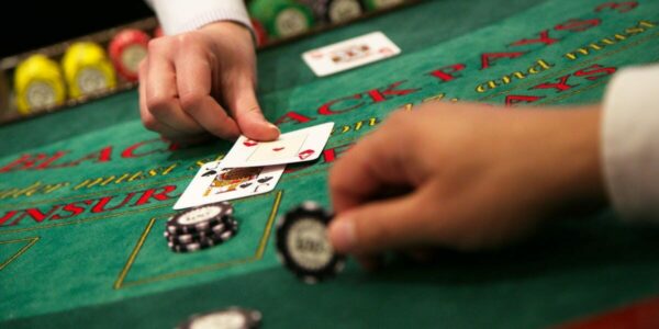 Comment maximiser ses chances de gain en jouant au blackjack en ligne ?