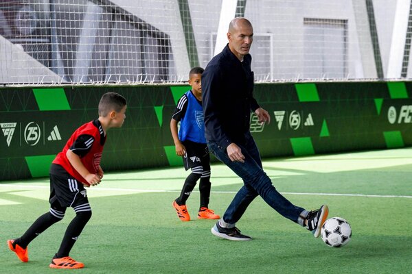 EA SPORTS FC 24 x centre Z5 Zinedine Zidane