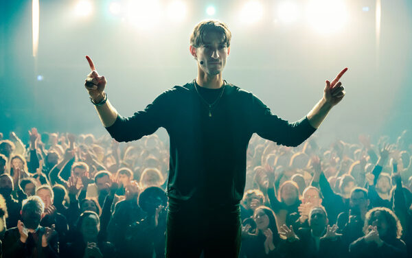 WY Production, Ninety Films et Studiocanal présentent Gourou